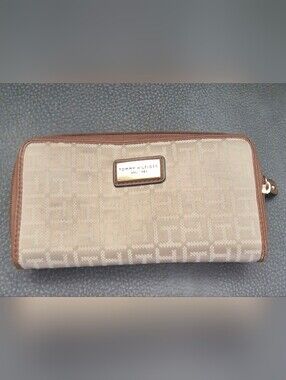 Tommy Hilfiger Beige Wallet. EUC